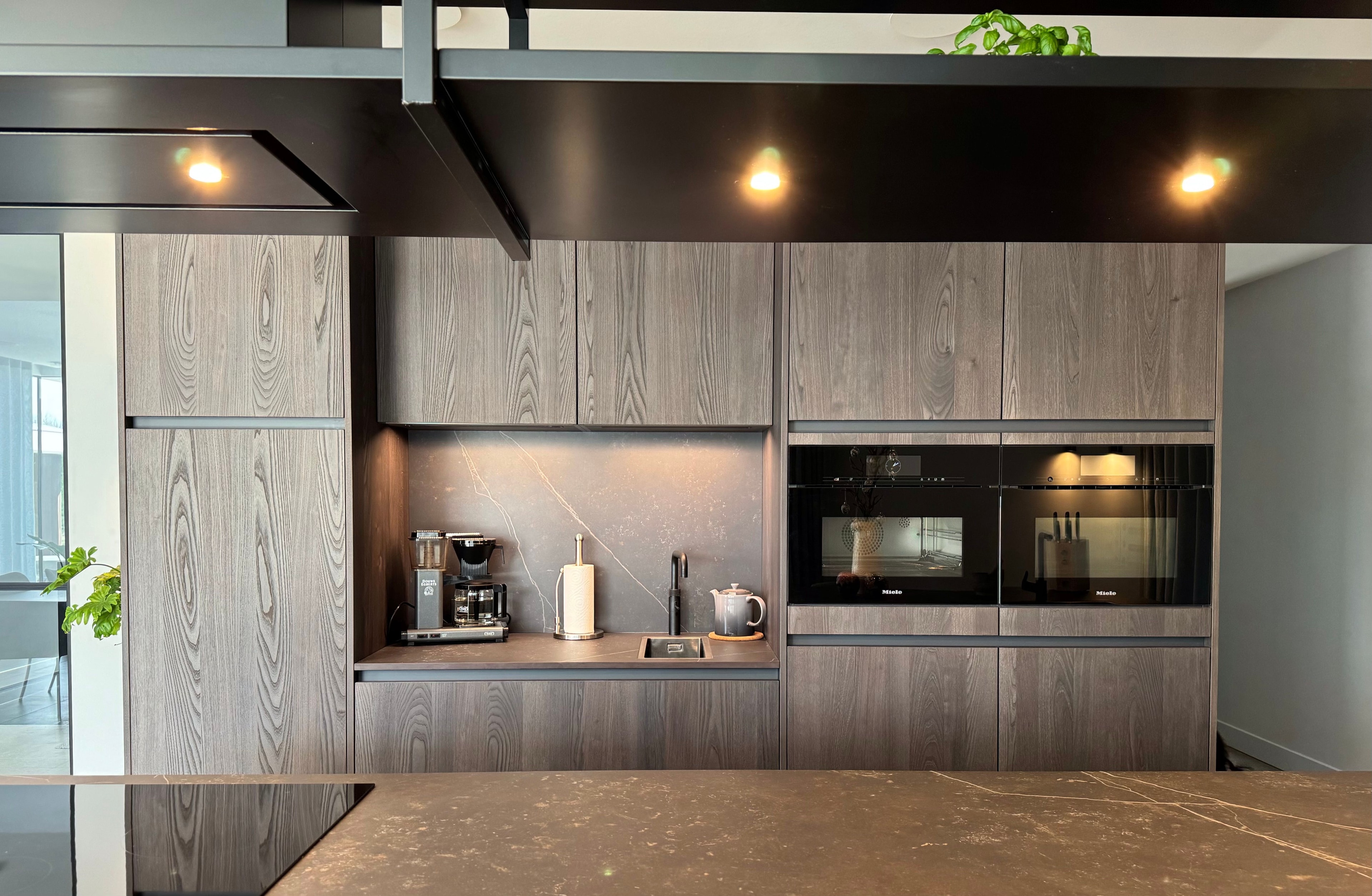 Kastenwand in eikenfineer met twee inbouwovens op ooghoogte